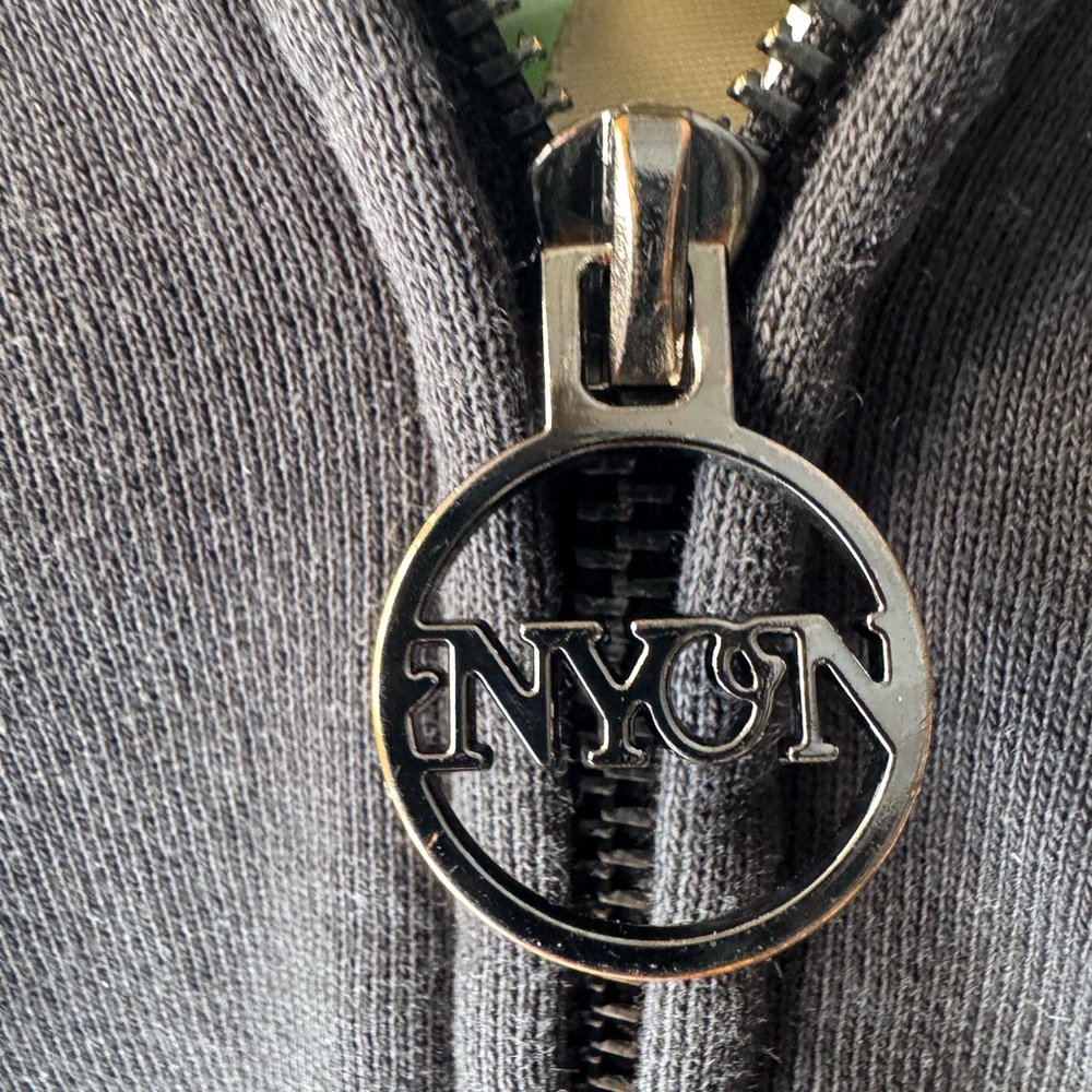 New York or Nowhere - Cozy Black Zip-Up Hoodie for Kids - Picture 3 of 8